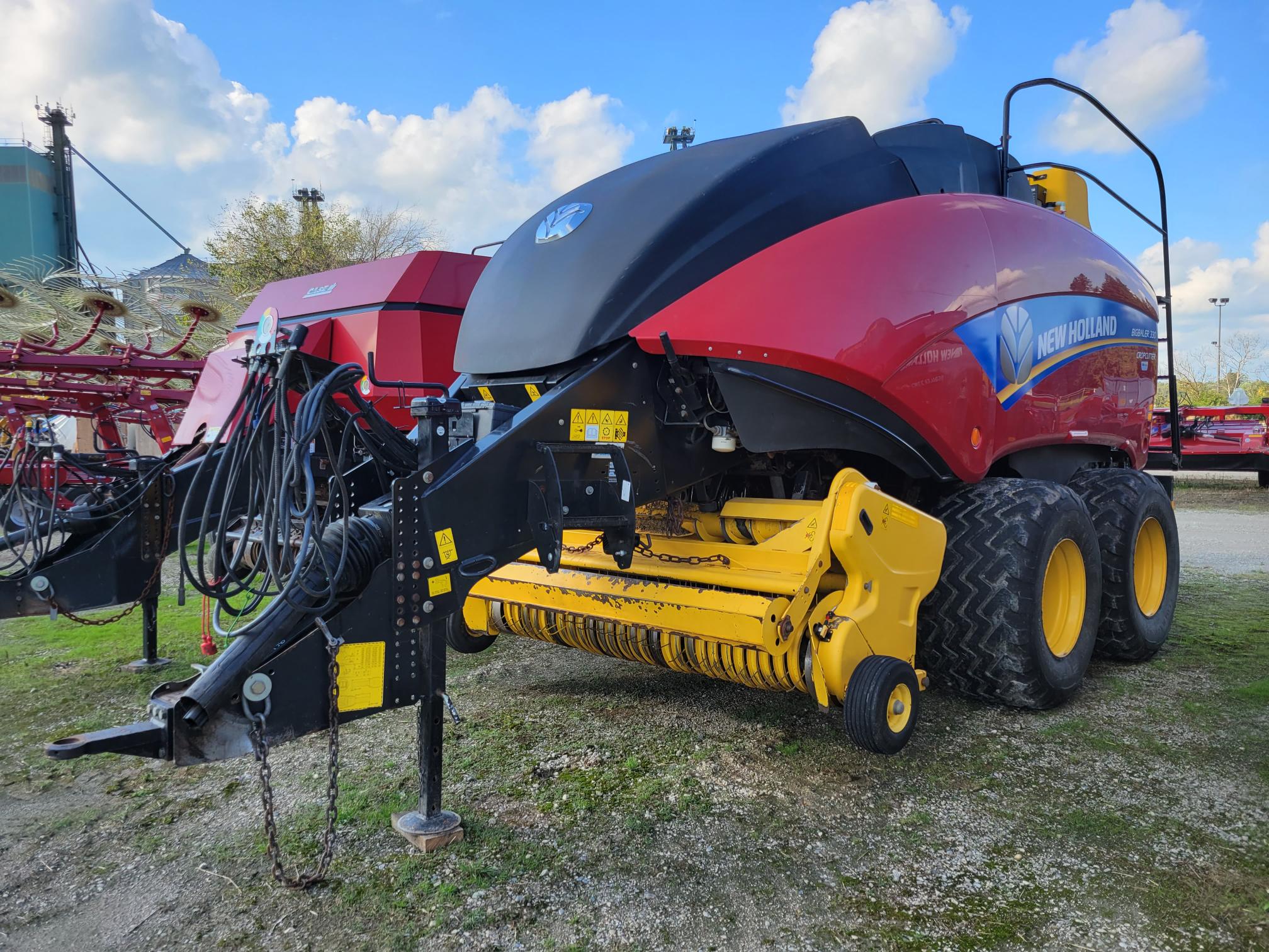 2016 New Holland BB330R
