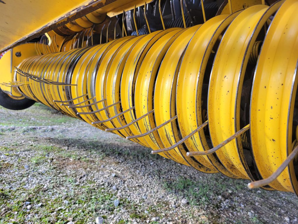 2016 New Holland BB330R