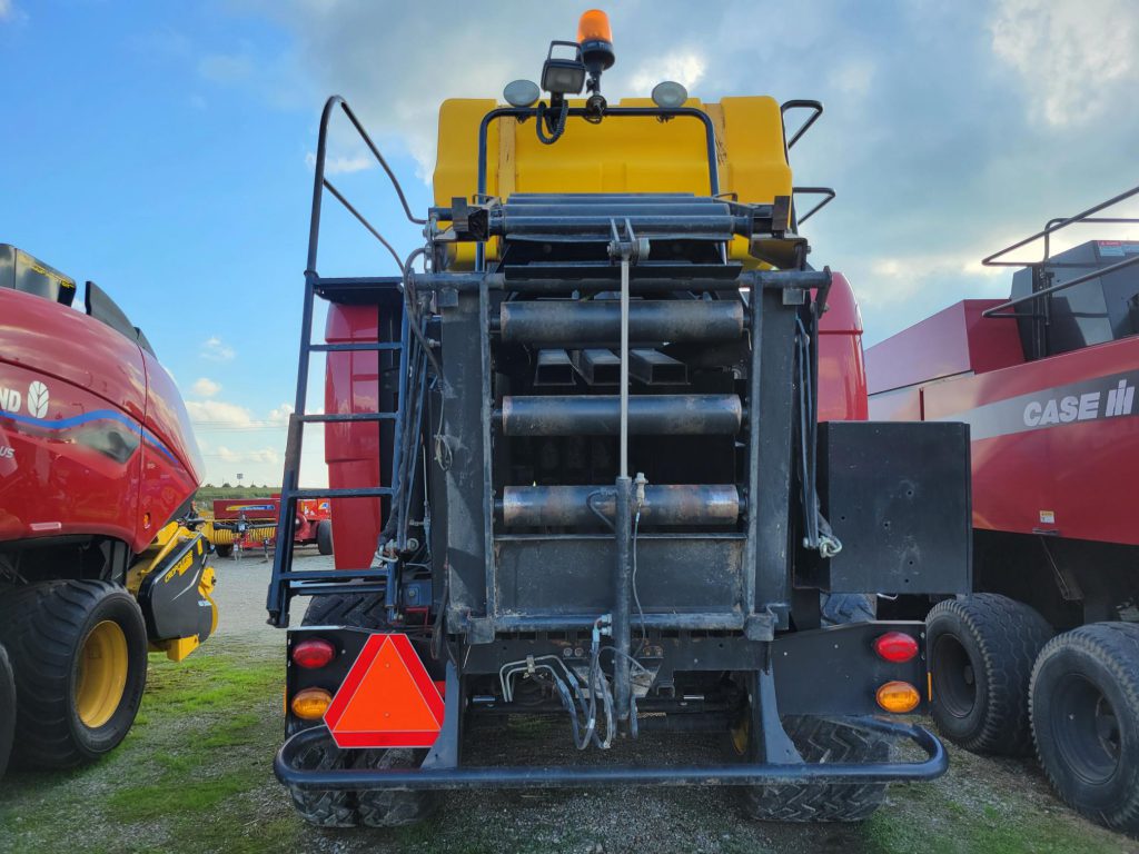 2016 New Holland BB330R